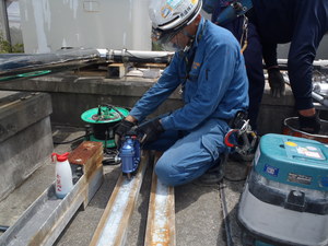 空調架台に穴あけ加工