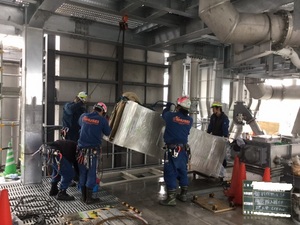 プラント建設現場での自立盤搬入作業